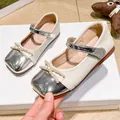 Elegante cremefarbene und silberne Mary Jane Schuhe für Mädchen mit Perlenbogen. - Größe 26 / Innenlänge 16cm / Gebrochenes Weiß