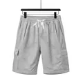 Detailansicht grauer Cargo-Shorts mit Kordelzug und Seitentaschen. - Hellgrau