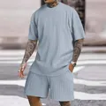 Hellblaues Herren Freizeit-Set aus Kurzarm-T-Shirt und Shorts mit Rippenstruktur - Hellblau