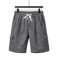 Detailansicht der grauen Herren-Cargo-Shorts mit Seitentaschen und weißem Kordelzug. - Dunkelgrau
