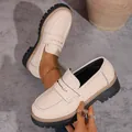 Vue détaillée de mocassins à plateforme crème avec semelles noires épaisses et coutures - 36 / Blanc Cassé
