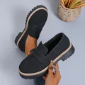 Détail de mocassins noirs à plateforme avec surpiqûres contrastées et semelle crantée - 36 / Noir