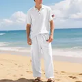 Casual witte linnen herenset met Amerikaanse vlag patches op een zonnige strandachtergrond - Wit
