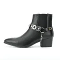 Detailansicht eines schwarzen Leder-Stiefeletten mit Silberkette und Medaillon-Riemen. - 40 / Schwarz