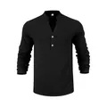 Detailansicht eines schwarzen Leinen-Henley-Shirts für Herren mit Stehkragen und Knöpfen - Schwarz