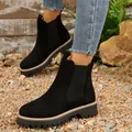 Close-up van zwarte suède Chelsea boots voor dames met een dikke antislipzool - 36 / Zwart