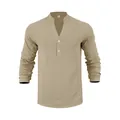 Detailansicht eines khakifarbenen Leinen-Henley-Shirts mit Stehkragen und V-Ausschnitt - Khaki