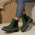 Donkergroene suède Chelsea boots voor dames met dikke zolen, gedragen met een jeansbroek. - 36 / Groen
