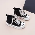 Vue détaillée de baskets montantes en toile pour enfants avec lacets épais et semelles compensées. - 26 / Noir