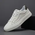 Eleganti sneaker da uomo in pelle bianca con suola spessa e design casual stringato - 38 / Bianco
