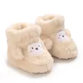 Primer plano de cómodas botitas de invierno de felpa crema con bordado de oveja. - Albaricoque