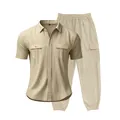 Detalle del conjunto de lino beige para hombre con camisa cargo y pantalones a juego - Caqui