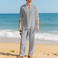Vue complète de l'ensemble chemise Henley et pantalon en lin gris pour homme à la plage. - S / Haut Et Bas / Gris