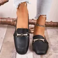 Elegante zwarte muiltjes met vierkante neus en metalen gesp met parel detail. - Zwart