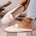 Elegante beige dichte muiltjes met parel en metalen kettinggesp voor dames mode - Broken Wit