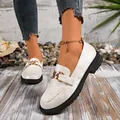 Detalle de mocasines de plataforma blancos para mujer con cadena dorada y patrón - 36 / Blanco