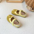 Gelbe Retro Mary Jane Schuhe für Mädchen mit Tabi-Zehen und Klettverschluss - Größe 26 Innenlänge 16,1 cm / Vintage Split-Toe-Stil (MQ5072) / Gelb