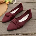 Dettaglio ravvicinato di ballerine in maglia bordeaux a punta con elegante fiocco - 36 / Borgogna