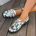 Detalle de mocasines bordados de flores para mujer con hebilla de cadena dorada en madera - 36 / Arcoíris