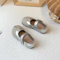 Vintage Kinder Mary Janes mit Tabi-Zehe in Beige und Silber-Metallic-Optik. - Größe 26 Innenlänge 16,1 cm / Vintage Split-Toe-Stil (MQ5072) / Silber
