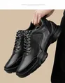 Vista dettagliata delle scarpe da trekking casual nere da uomo con suole in gomma antiscivolo - 36 / Nero