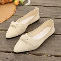 Primo piano dettagliato delle ballerine a punta in maglia beige con decorazione a fiocco - 36 / Bianco avorio