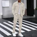 Detalle completo de un conjunto de dos piezas beige para hombre en un entorno urbano - Caqui