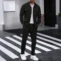 Vista de cuerpo entero de un conjunto de camisa y pantalón de punto gofrado verde oscuro - Negro