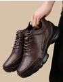 Dettaglio ravvicinato delle scarpe da passeggio in pelle marrone da uomo con suola - 36 / Marrone chiaro