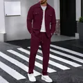 Conjunto de dos piezas para hombre en punto gofrado granate con camisa y pantalón. - Burdeos