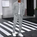 Vista detallada de un conjunto de punto de gofre gris para hombre en un entorno urbano - Gris