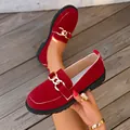 Elegantes mocasines de ante rojo para mujer con suela gruesa y cadena dorada - 36 / Rojo