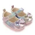 Gros plan de chaussures princesse bébé arc-en-ciel à paillettes avec nœud et semelle souple - 11cm / Coloré