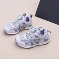 Vue détaillée de baskets violettes pour enfants avec système de laçage à bouton rotatif. - Gris Violet