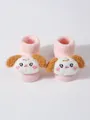 Primer plano de calcetines rosa para bebé con un lindo personaje de cachorro de peluche en 3D - Pink (JC227)