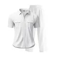 Vista de detalle del conjunto de lino blanco para hombre con camisa y pantalones. - Blanco