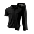 Detalle macro que muestra la textura del tejido de lino negro del conjunto casual para hombre. - Negro