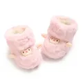 Vue détaillée des bottes d'hiver roses pour bébé en peluche avec un motif de mouton - Rose (Style Mouton Cartoon)