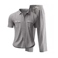 Vista detallada del conjunto casual de lino gris para hombre con camisa y pantalón largo. - Gris