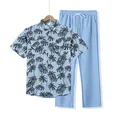 Conjunto de hombre azul claro con camisa hawaiana de cocoteros y pantalón casual - Azul claro