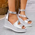 Modische silberne Keilsandalen für Damen mit Krokostruktur und verstellbarem Knöchelriemen - Silber