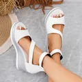Elegante weiße Keilsandaletten mit Knöchelriemen und Peep-Toe-Design für den Sommer - Weiß