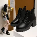 Modische schwarze Leder Martin Boots mit dickem Plateau und Blockabsatz für Damen - 35 / Schwarz