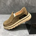 Mocassins élégants en daim marron pour hommes avec une semelle compensée blanc cassé - Kaki