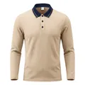 Detailansicht eines Herren-Langarm-Poloshirts aus Piqué in Beige mit marineblauem Kragen. - Hellbeige