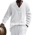 Textura detallada del suéter blanco con cuello en V para hombre, estilo informal - S / Tops / Blanco