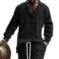 Vista detallada del suéter de punto trenzado con cuello en V para hombre y pantalones - S / Tops / Negro