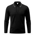 Detailansicht des schwarzen Langarm-Poloshirts aus Piqué mit gestreiftem Kragen und drei Knöpfen - Schwarz