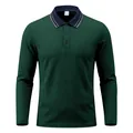 Detailansicht eines dunkelgrünen Piqué-Langarm-Poloshirts mit marineblauem Streifenkragen - S / Oberteile / Dunkelgrün