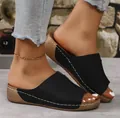 Detalle de sandalias de cuña negras con costuras blancas en contraste - Negro